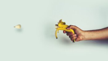 Nahaufnahme der Hand hält Banane